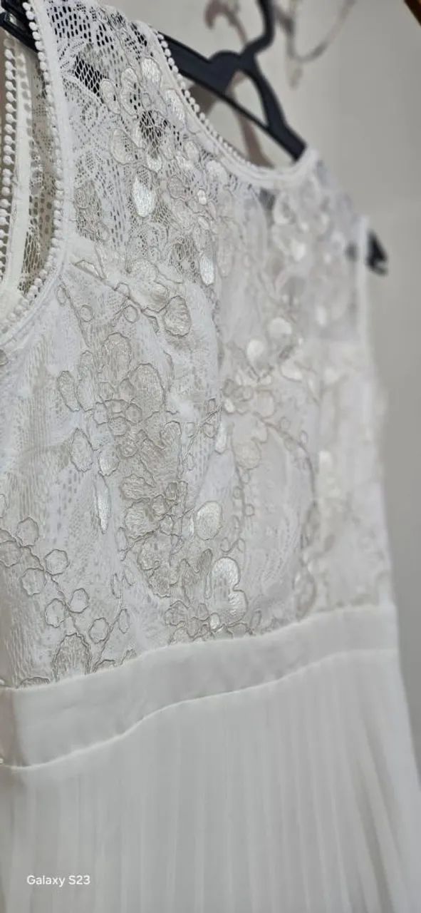 Vestido de renda com saia plissada 