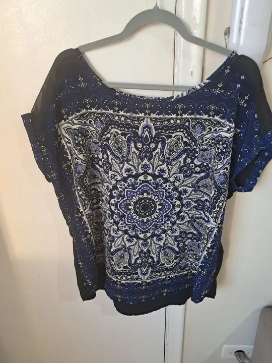 Blusa feminina preta com estampa azul