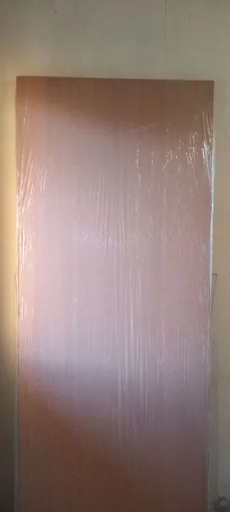 Porta de madeira maciça nova / lacrada 