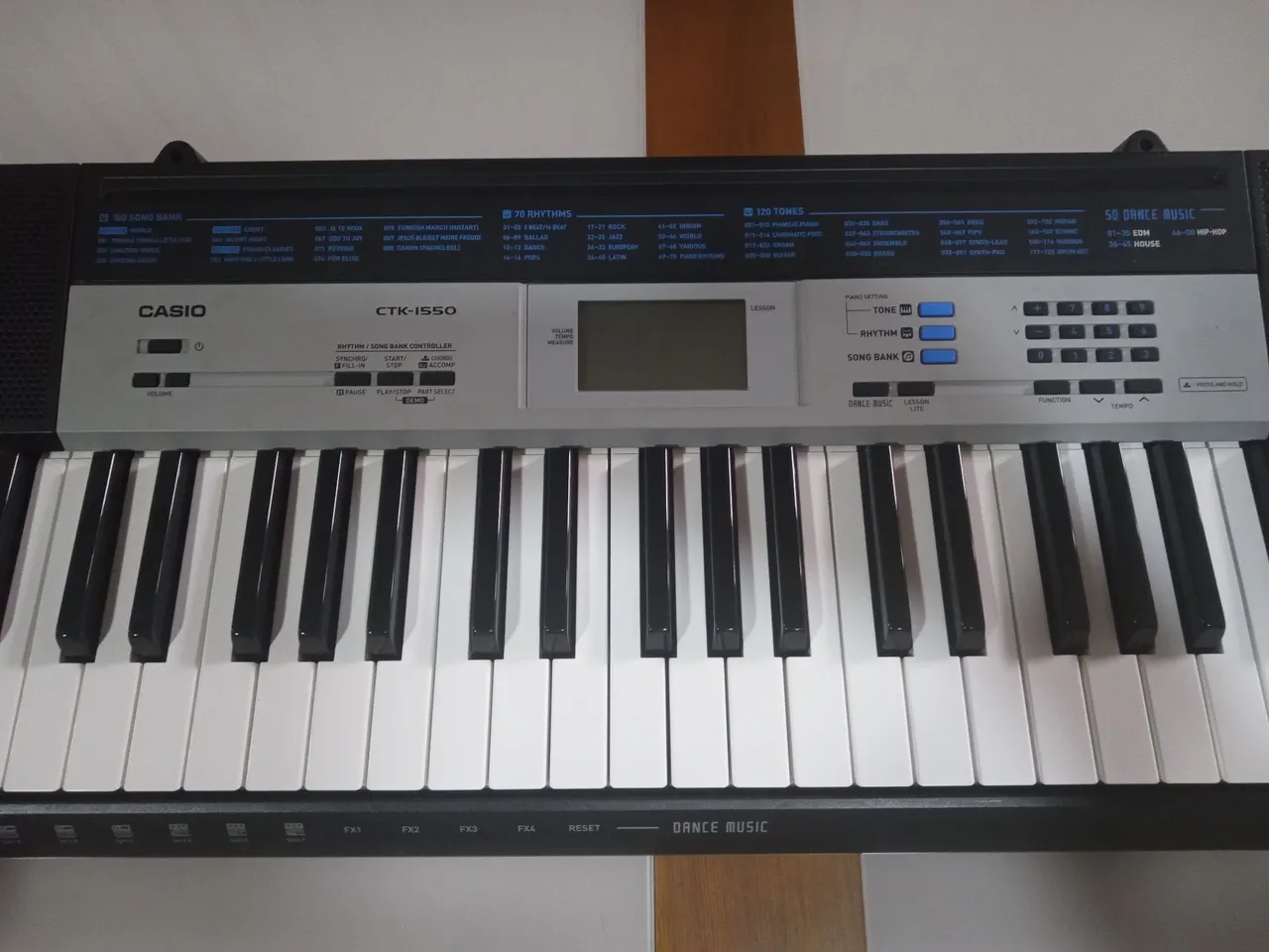 Teclado Casio CTK-1550 com 61 teclas