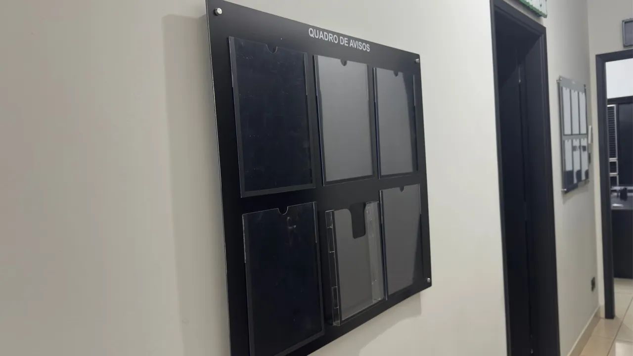 PAINEL ORGANIZADOR DE PAREDE EM ACRÍLICO PRETO (6 DIVISÓRIAS A4)