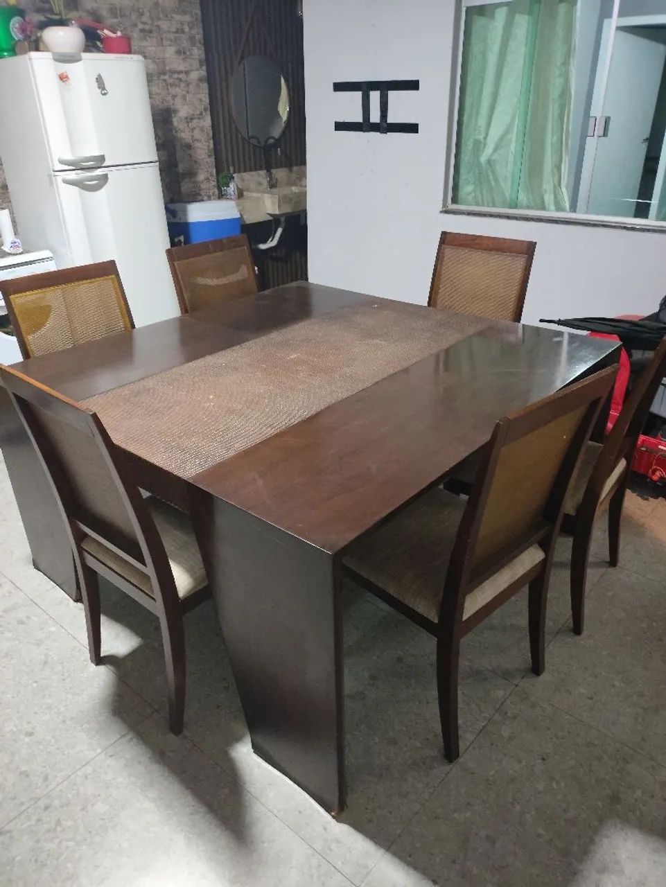 Mesa de madeira com 6 cadeiras - Foto 2