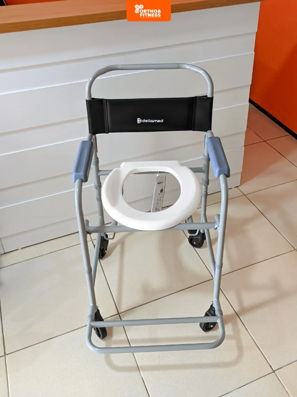 Cadeira de Banho Higiênica Dobrável (Até 100Kg) Dellamed D30
