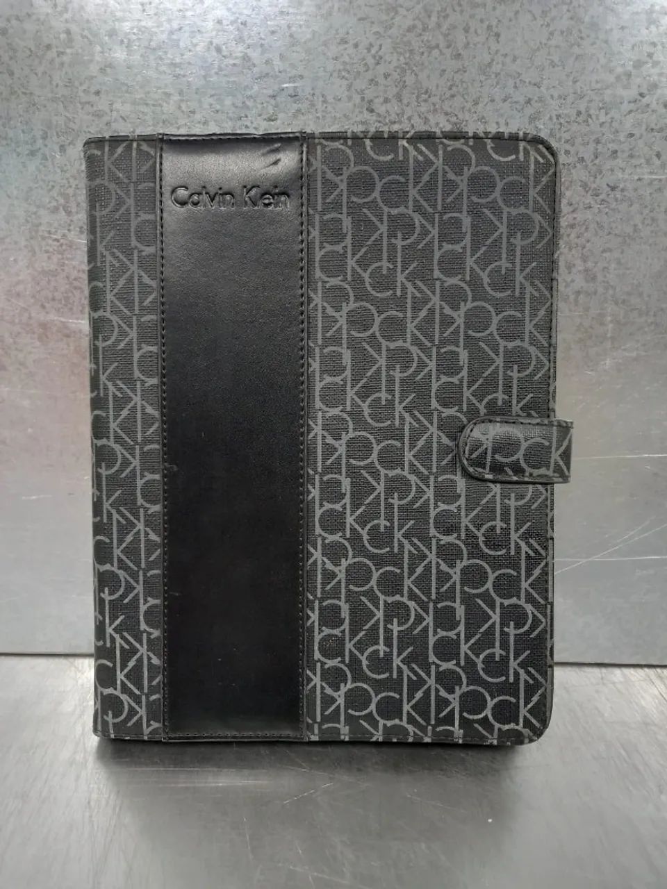 02 Porta Tablet Couro Calvin Klein NOVO - Foto 2
