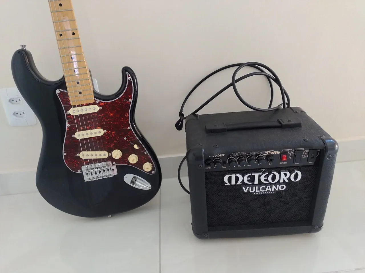 Guitarra Stratocaster tagima 530 + Amplificador Meteoro Vulcano