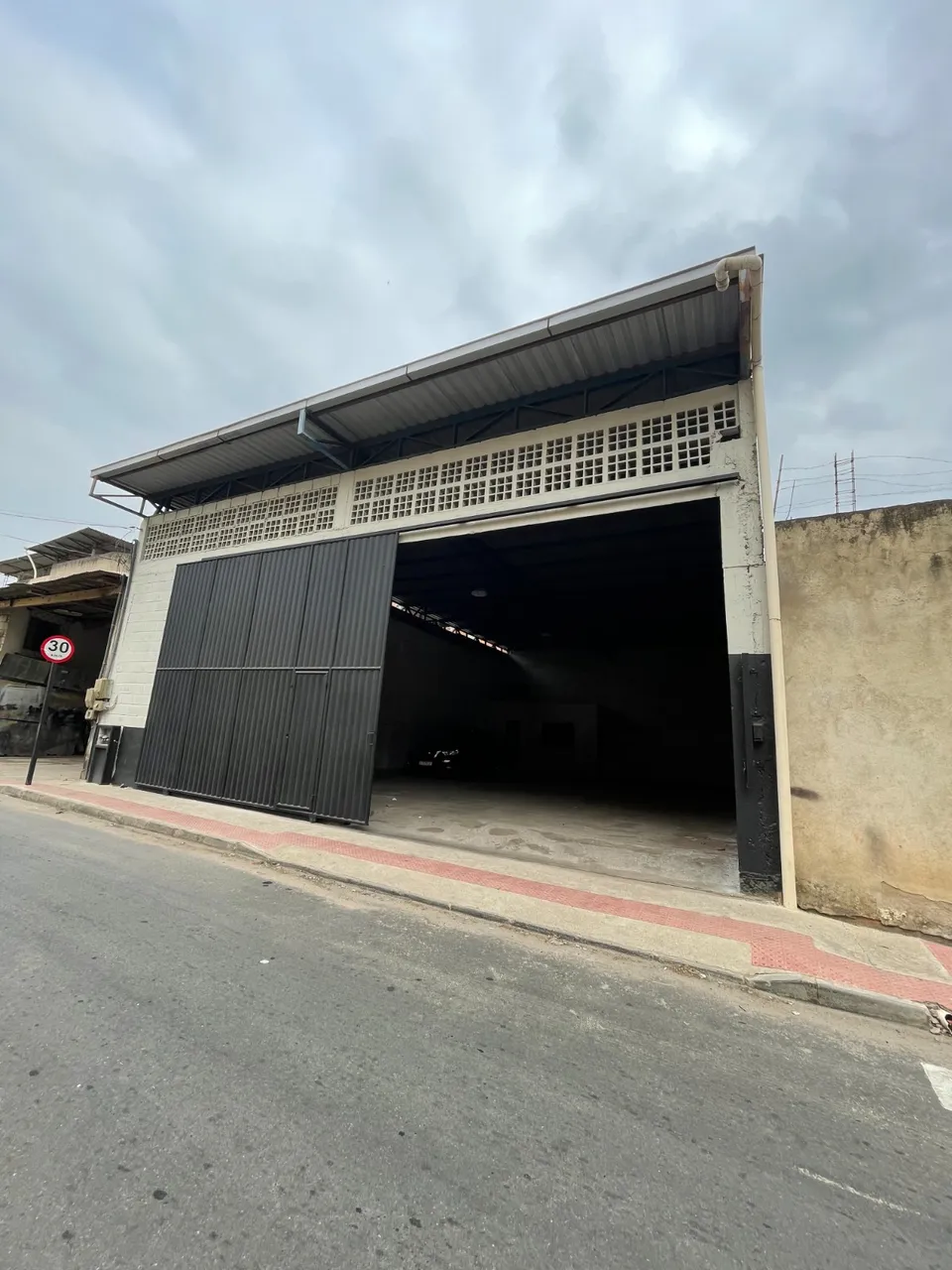 GALPÃO COM LICENÇA AMBIENTAL NO BAIRRO VILA RICA COM 240M2