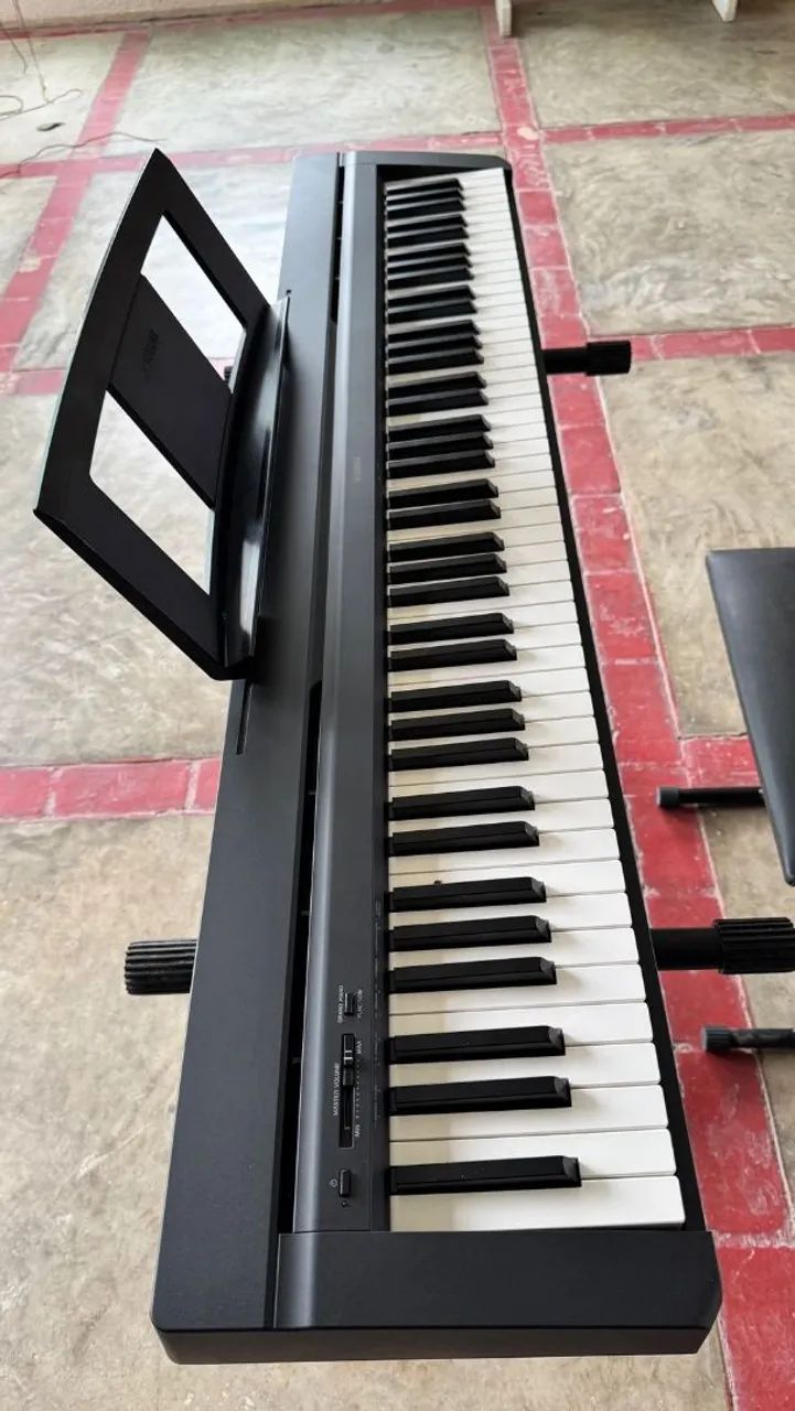 Piano Yamaha P45B com banqueta, apoio e capa. Somente retirada no local.  - Foto 4