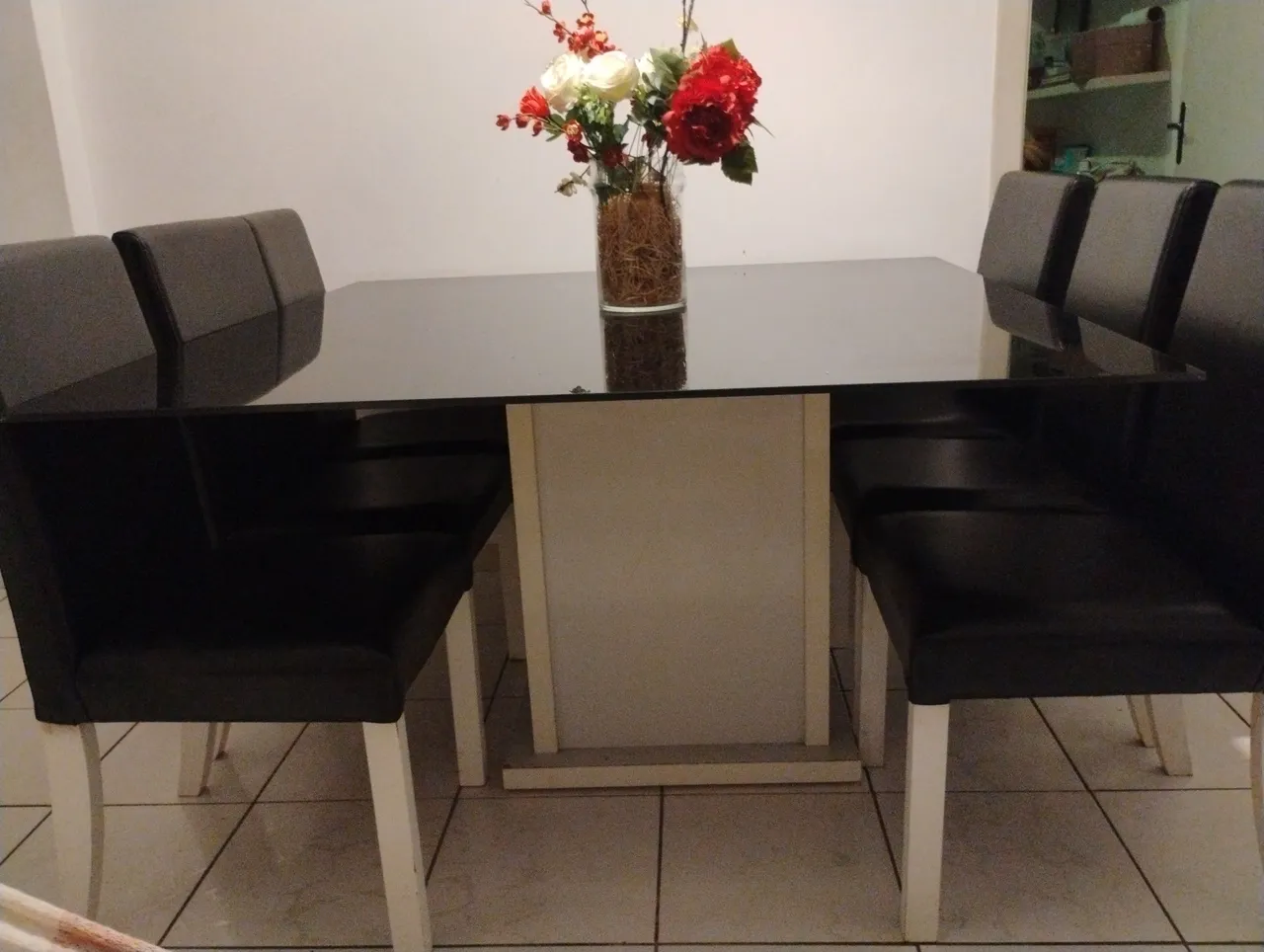 Mesa de Jantar Elegante com Cadeiras