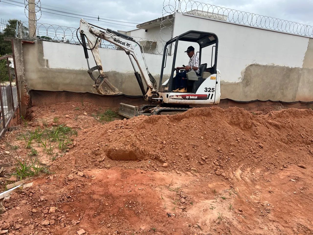 Mini escavadeira Bob 325 - potência e agilidade para o seu trabalho! - Foto 4