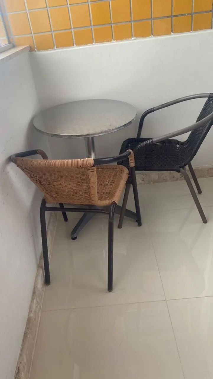 Mesa com duas cadeiras 