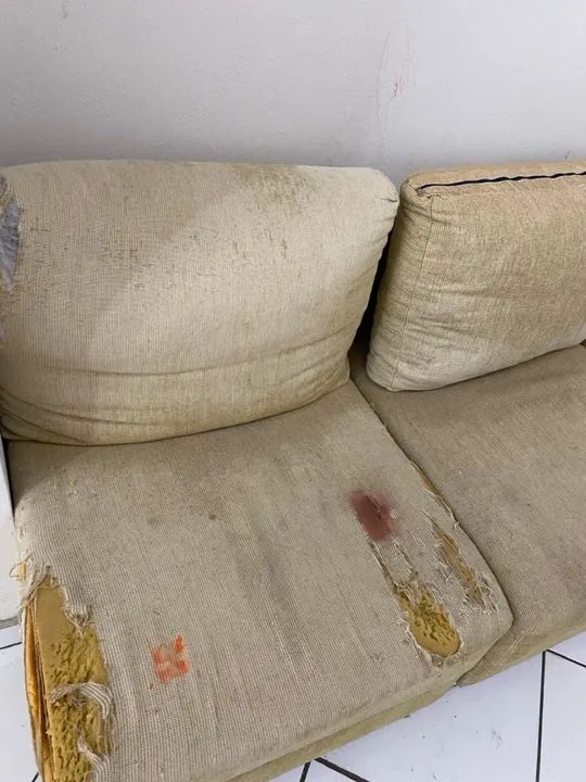 Sofá de 4 lugares precisando de reforma  - Foto 2