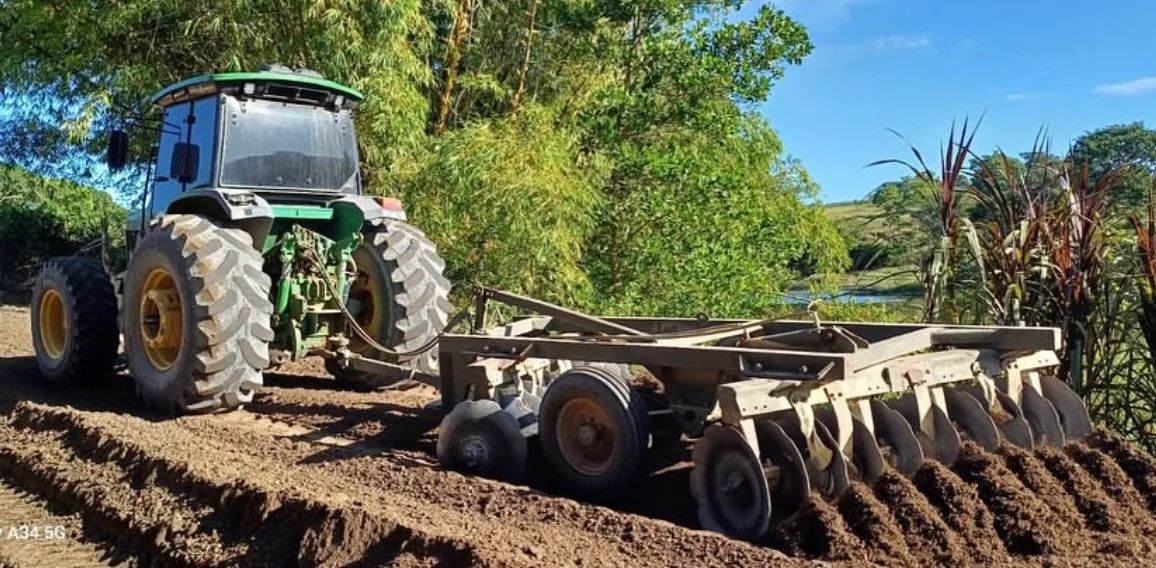 Trator Agrícola John Deere com Grade Niveladora - Foto 2