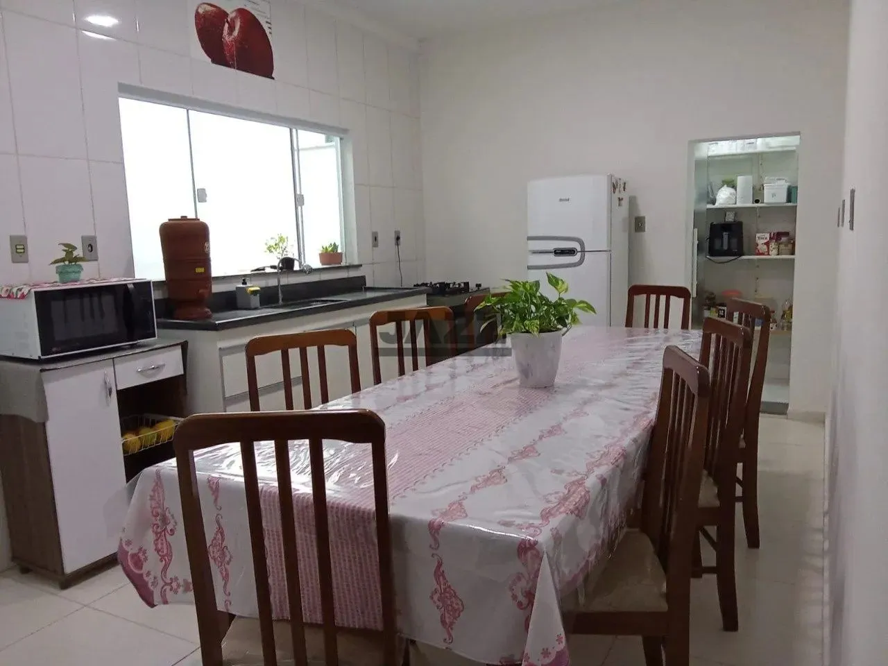 Casa térrea com três dormitórios e ótima localização em Amparo