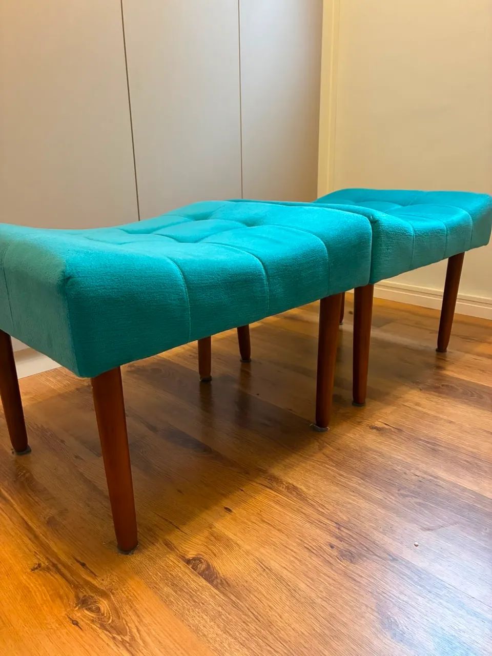 Par de Puffs / Poltronas Sem Encosto Azul Turquesa - Pés Palito - Foto 2