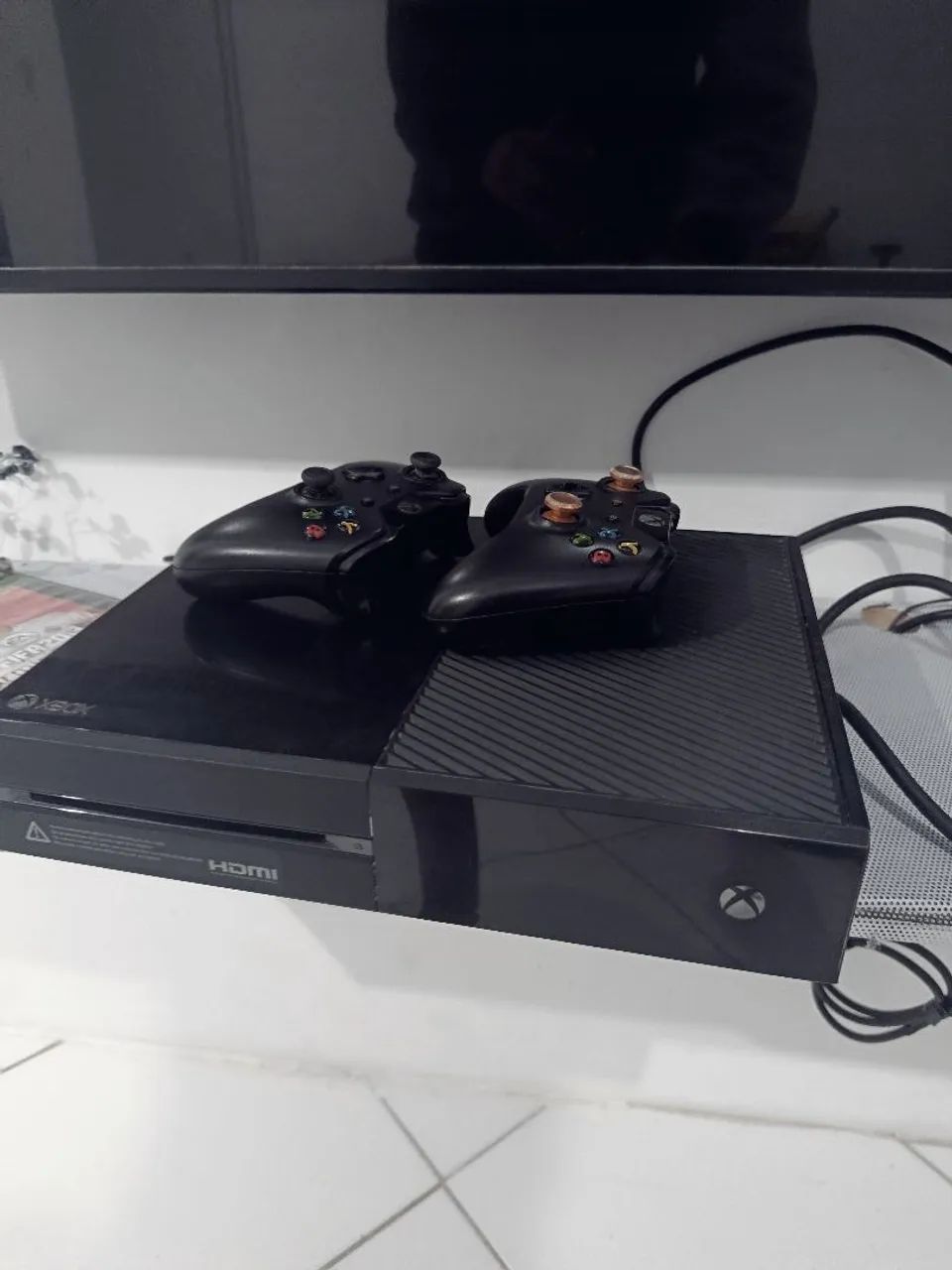 Xbox one com 2 controles completo na caixa - Usado com defeito  - Foto 2