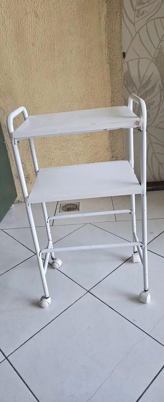 Mesa de apoio com rodinha