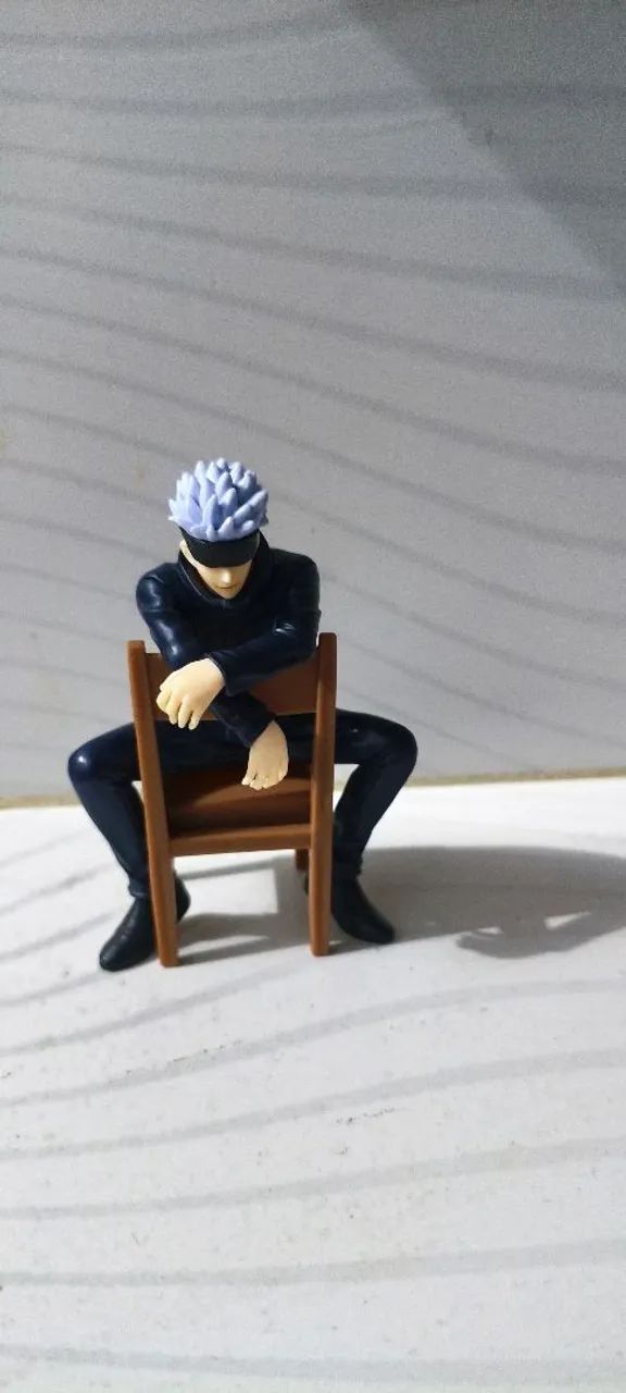 Mini action figure do Satoro Gojo