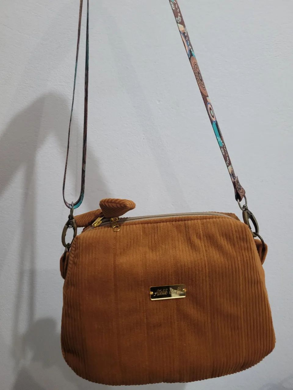 Bolsa feminina em tecido aveludado
