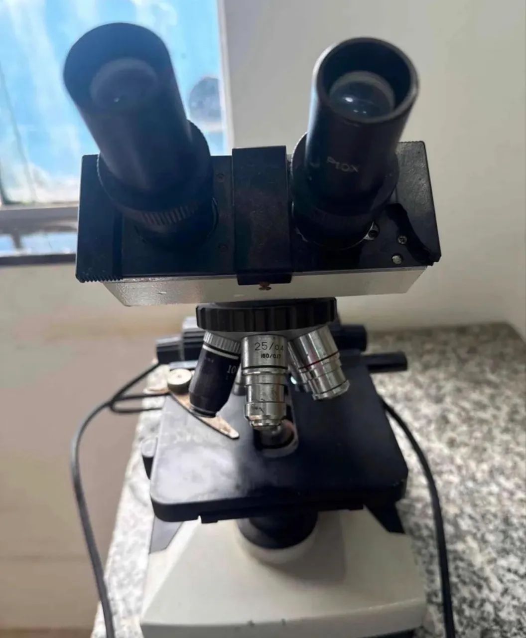 Microscópio binocular