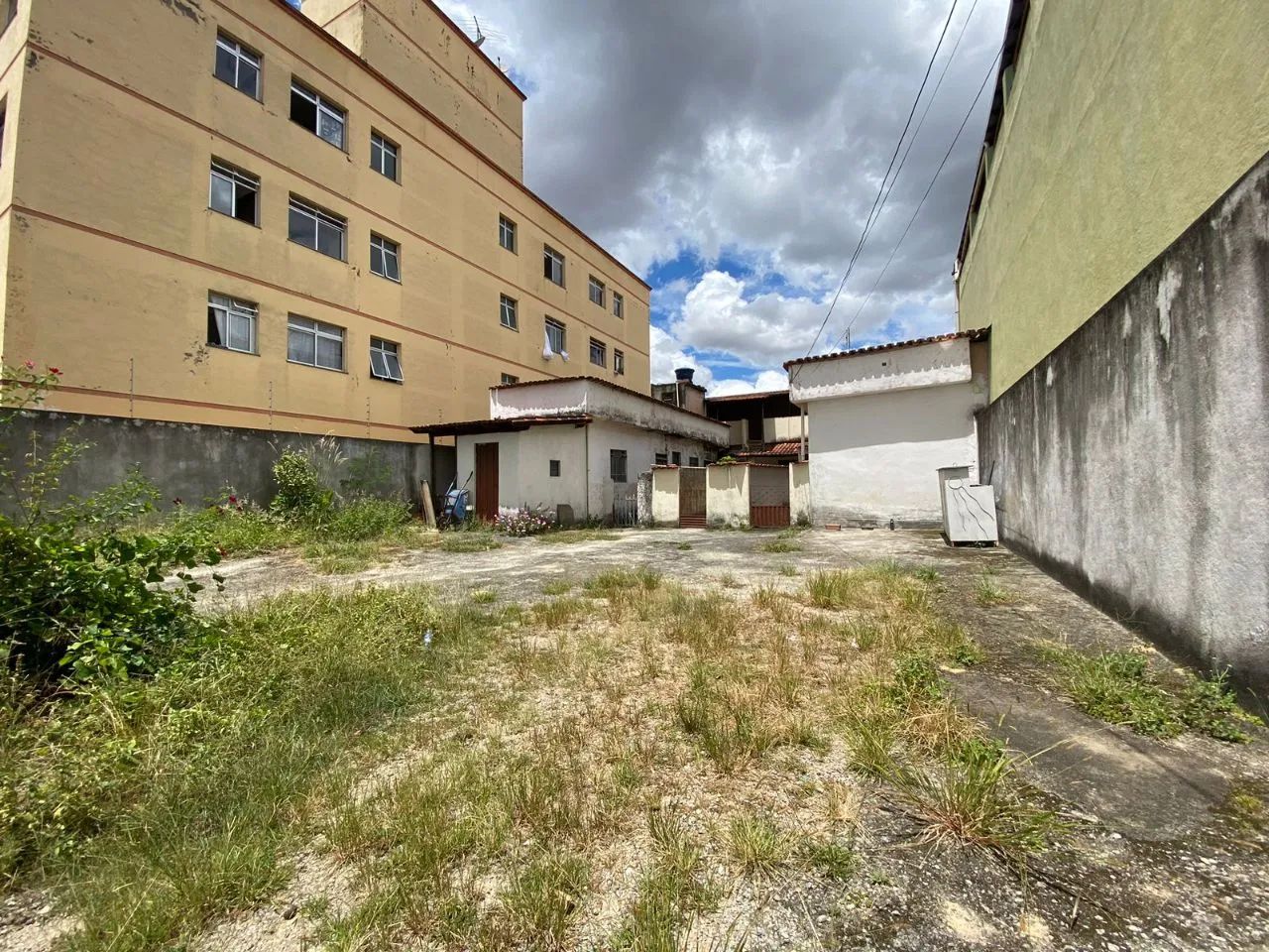 VENDO LOTE COM CASA NO BAIRRO PINDORAMA