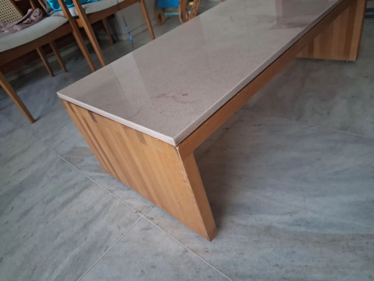 Mesa de centro em madeira e tampo de mármore 
