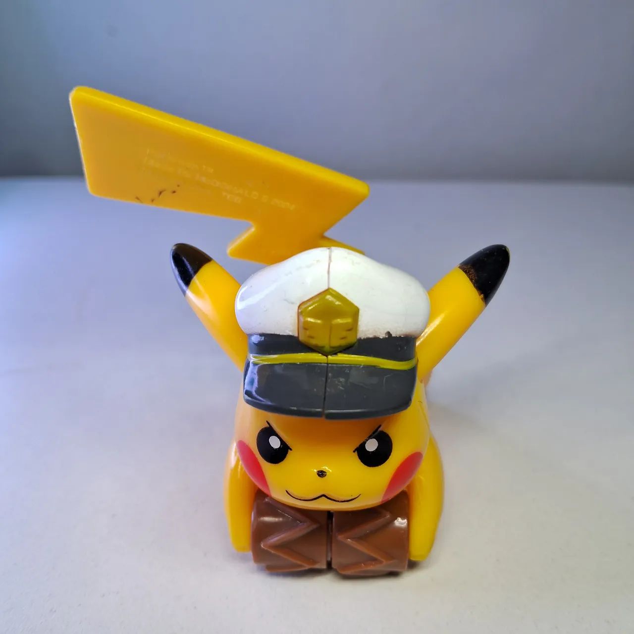 Pikachu - Boneco Pokemon Capitão Pikachu - Foto 2