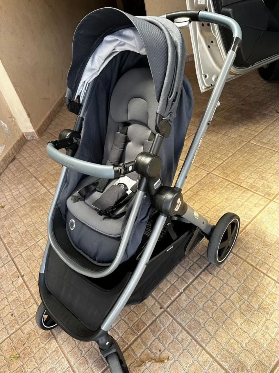 Carrinho de bebê com bebê conforto maxi cosi - Foto 2