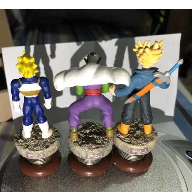 3 Figures estatuas de Dragon Ball com mola e imã na base (Vegeta, Piccolo e Trunks) - Foto 2