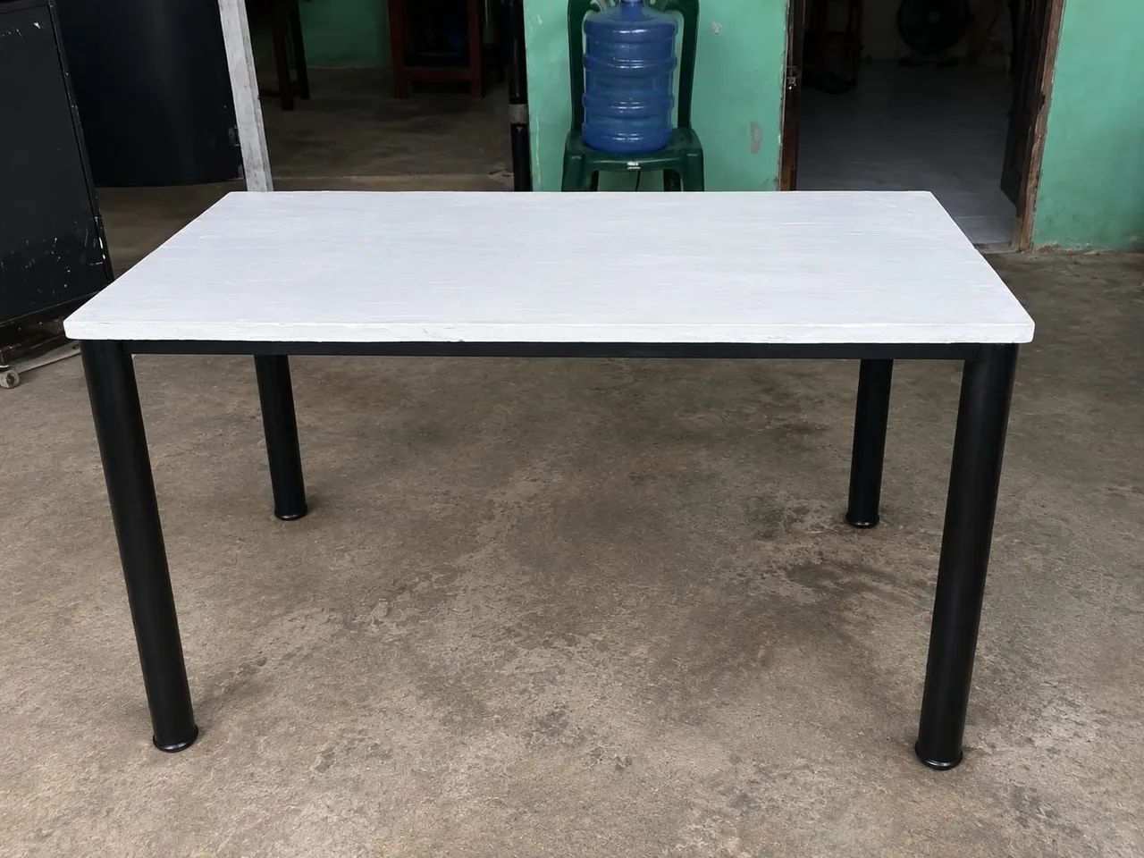 Mesa de madeira com pés de ferro - branca e preta - Foto 2