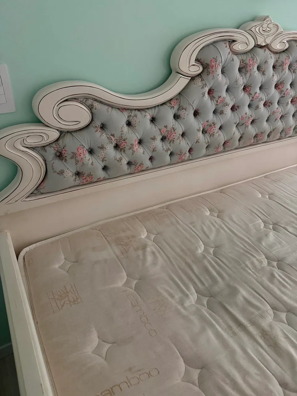Cama provençal com cabeceira estofada capitonê e cama auxiliar com colchão  - Foto 3