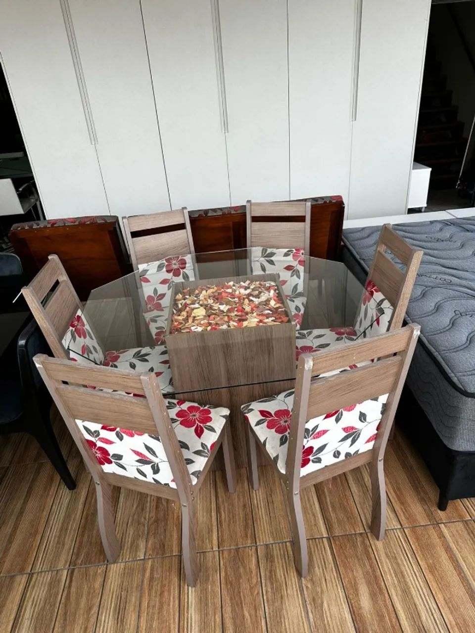 Conjunto de jantar com o tampo de vidro octogonal e decorações na base da mesa ! - Foto 2