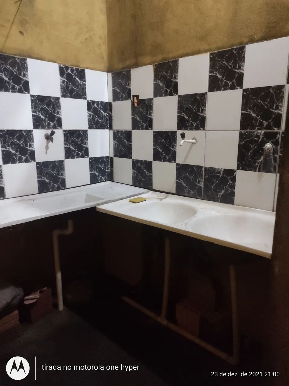 Aluga-se kitnet com quarto e sala e um banheiro interno - Foto 2