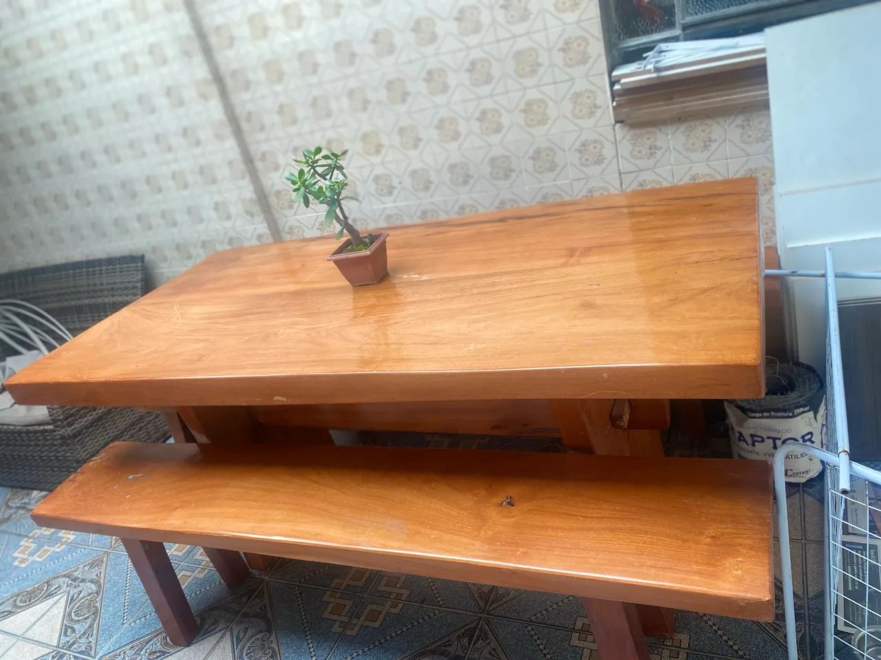 Mesa de madeira d jaqueira com bancos  - Foto 3