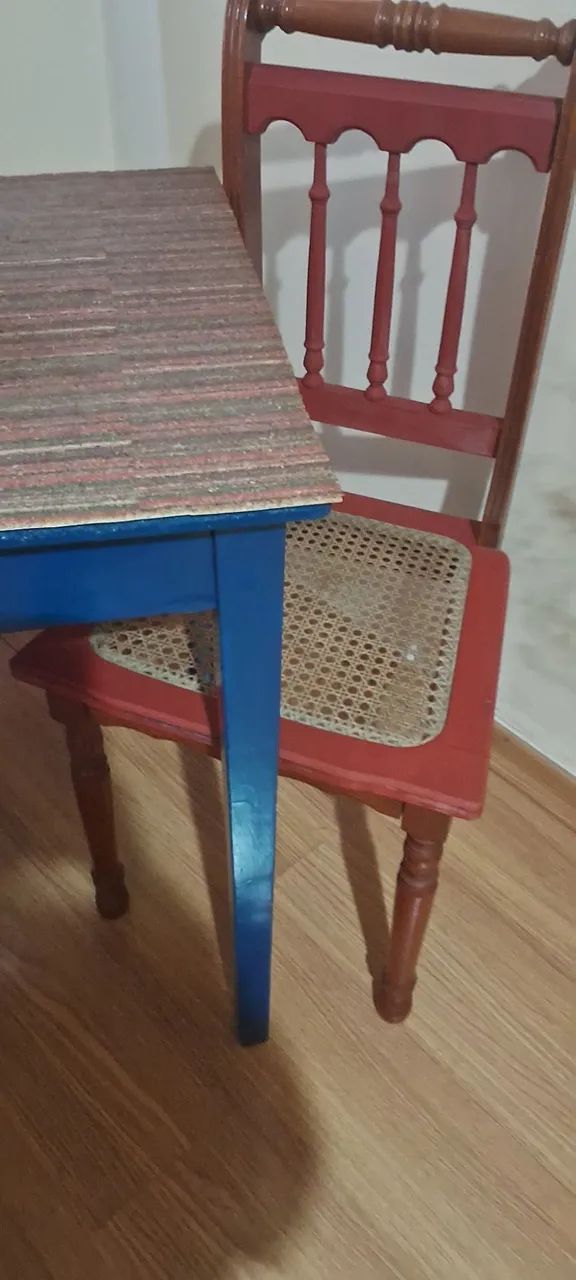  cadeiras assento palha e mesa perfeito estado  - Foto 2