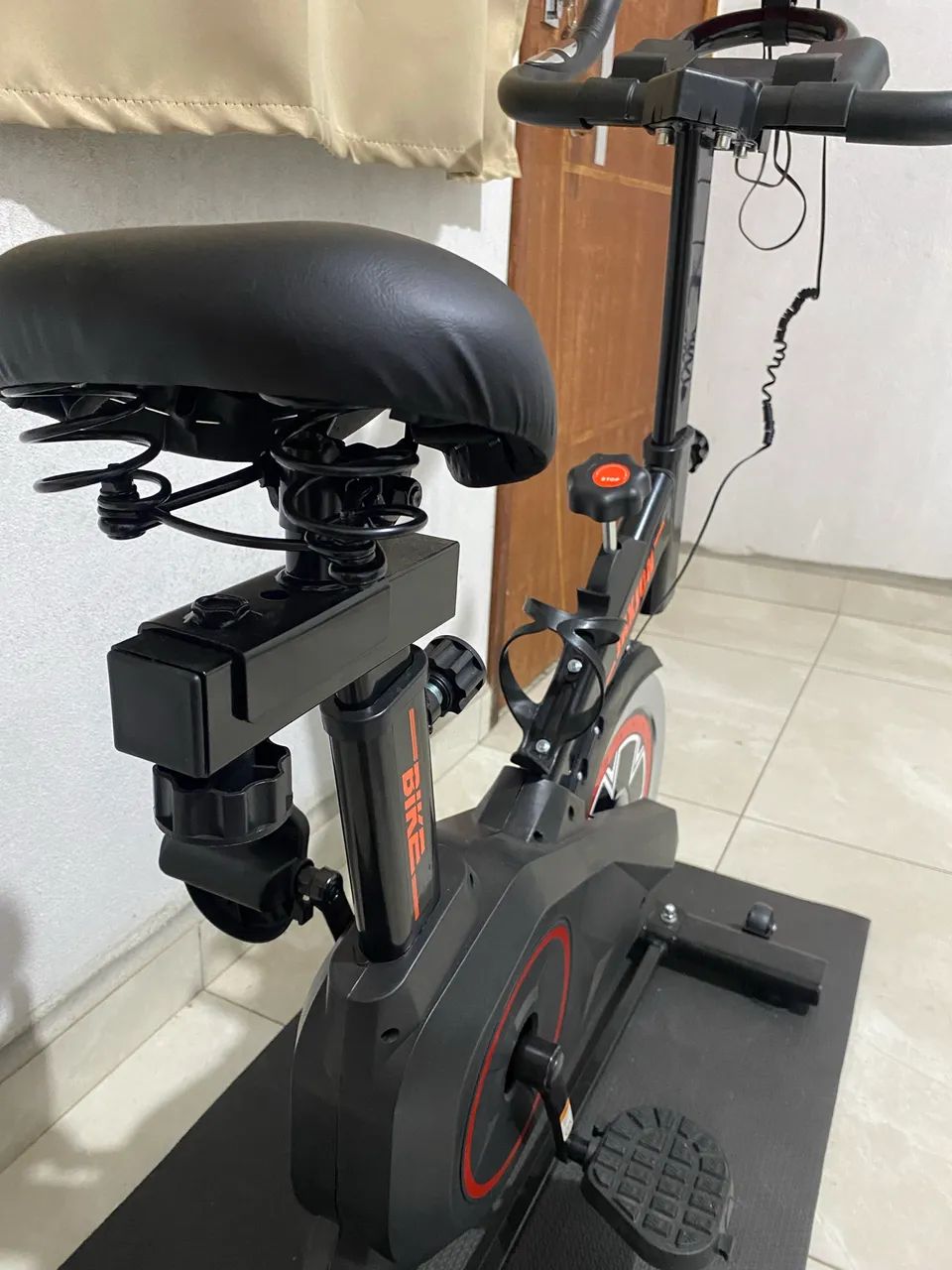 BICICLETA SPINNING NOVA, NUNCA USADA + TAPETE - Foto 2