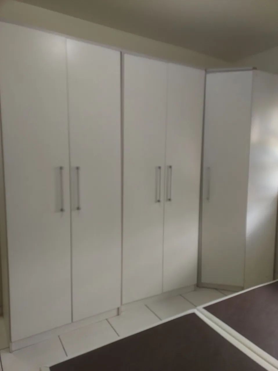 guarda roupas de canto. Excelente para organizar o espaço.