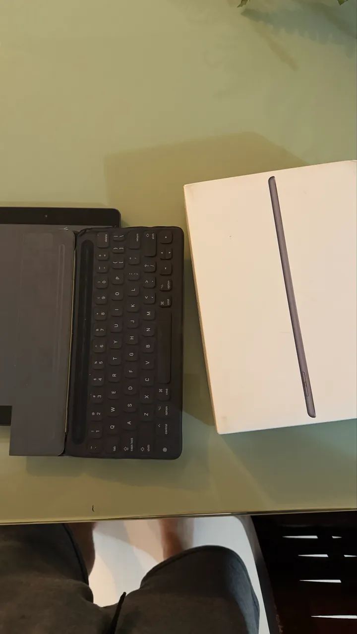iPad 7 32gb com caixa e carregador e capa teclado original - Foto 4