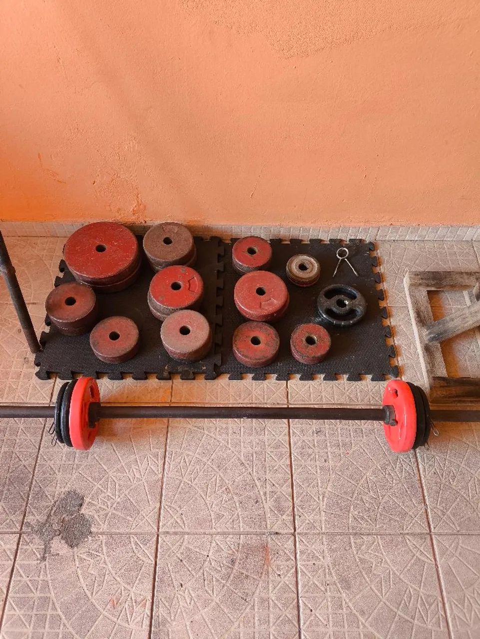 Kit academia com barras e anilhas - Foto 3