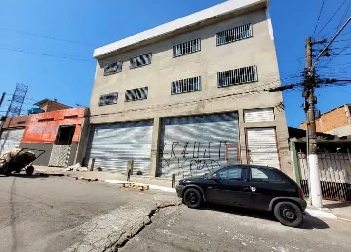 Prédio comercial na Rua Nuno Vaz Pinto, 45  990 m²