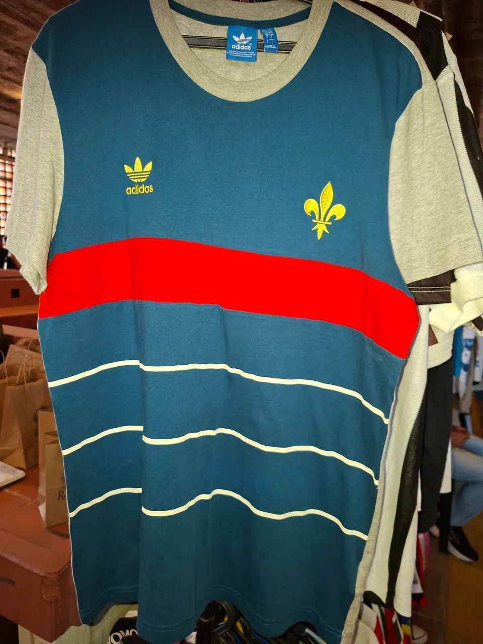 Camisa retrô adidas França. 
