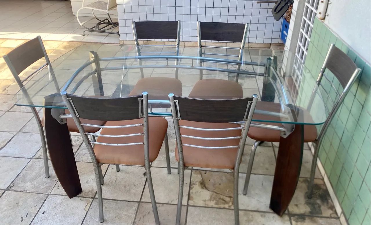 Mesa com tampo de vidro e 6 cadeiras
