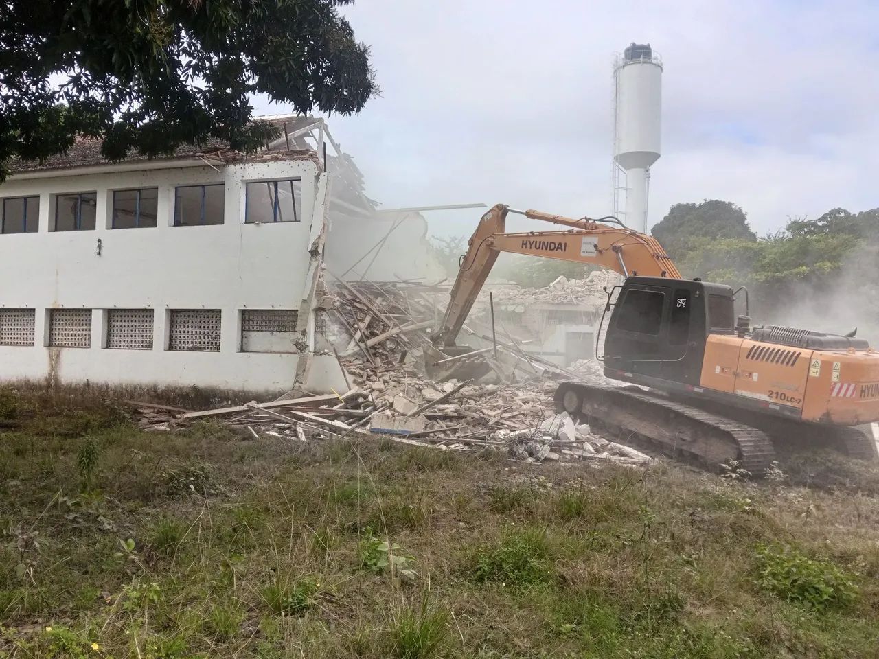 Serviço demolição escavadeira retroescavadeira caçamba - Foto 2