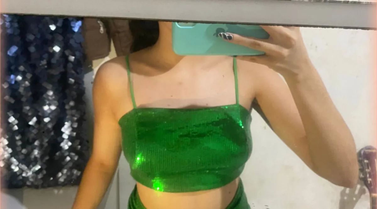 Conjunto verde cintilante de top e saia. - Foto 3