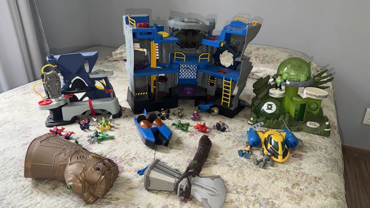 Casa Batman, Homem Aranha, Lanterna verde e bonecos