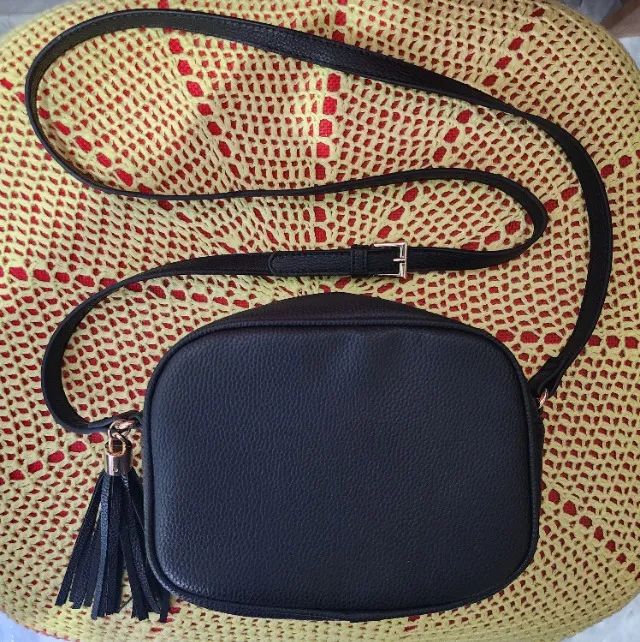 Bolsa preta transversal com tassel marca Satinato (nunca utilizada)
