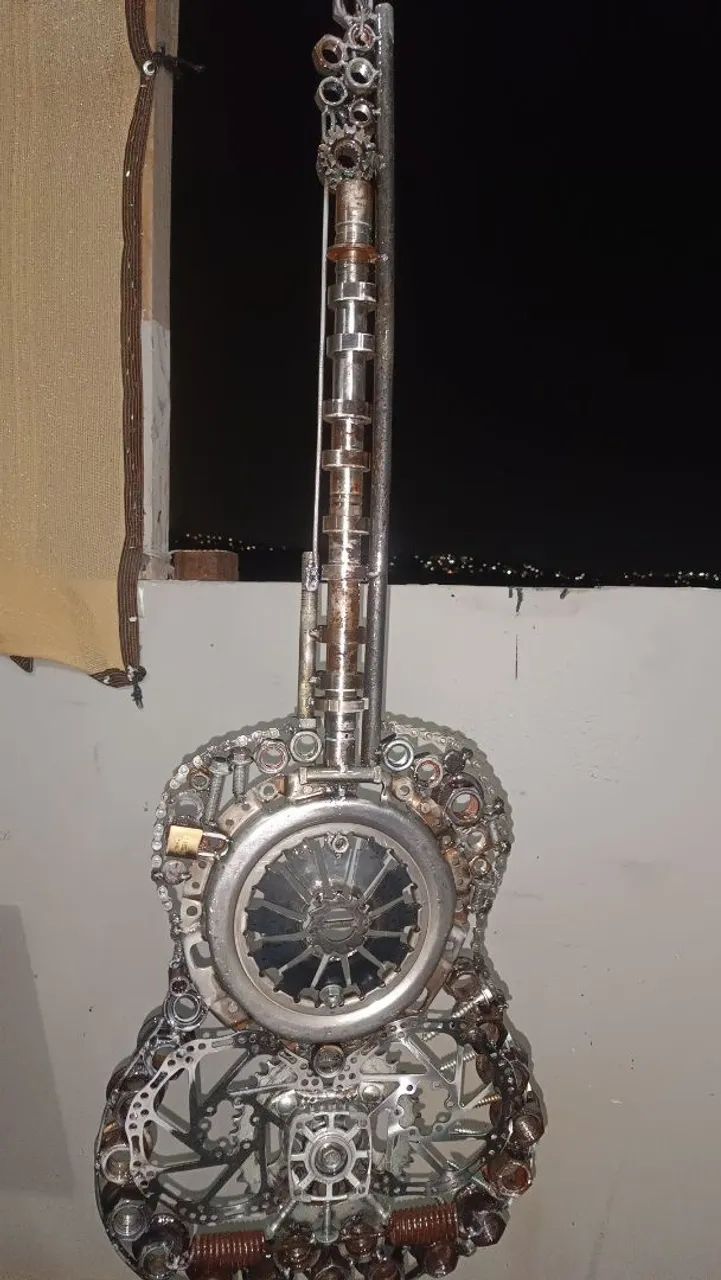 Violão em Arte/Sucata.