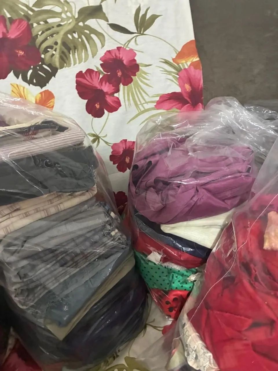 Lote de cortes de tecidos e retalhos diversos - Foto 3