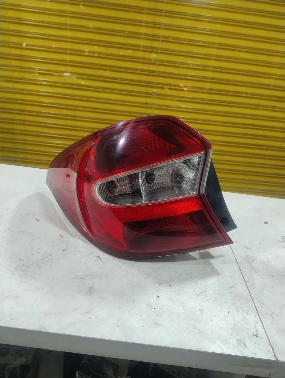 lanterna lado motorista do Ford Ka sedan