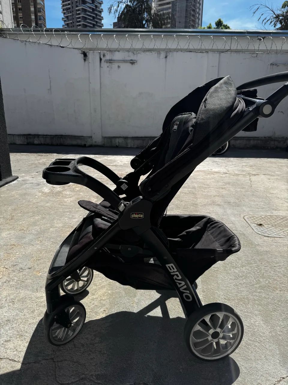 Vendo carrinho de Bebê Chicco Bravo! - Foto 2