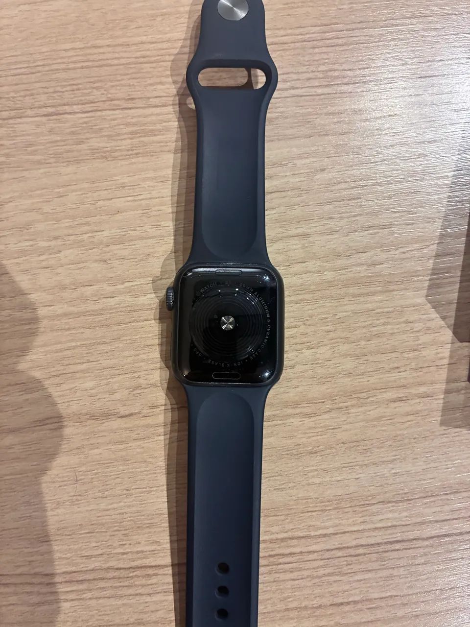 Apple Watch SE na caixa com carregador - Foto 5